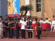 Huấn luyện viên Nguyễn Trọng Tuấn, thay mặt VĐ Việt Nam Vĩnh Xuân Nội gia Quyền lên nhận Kỷ niệm chương của Hội võ thuật Hà Nội trong buổi bế mạc.